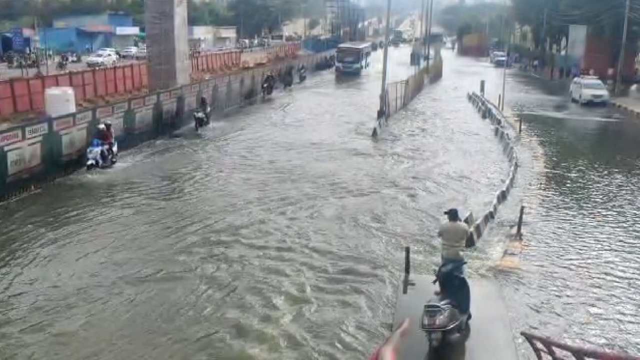 ರಾಜ್ಯದಲ್ಲಿ ಮಳೆ ಅಬ್ಬರ: ಜಿಲ್ಲೆಯ ಹಲವು ಕಡೆ ಅವಾಂತರ, ಗಣೇಶ ಹಬ್ಬದ ಸಂಭ್ರಮದಲ್ಲಿರ ಬೇಕಿದ್ದ ಜನರಿಗೆ ಜಲ ಕಂಟಕ ರಾಜ್ಯದಲ್ಲಿ ಮಳೆ ಅಬ್ಬರ: ಜಿಲ್ಲೆಯ ಹಲವು ಕಡೆ ಅವಾಂತರ, ಗಣೇಶ ಹಬ್ಬದ ಸಂಭ್ರಮದಲ್ಲಿರ ಬೇಕಿದ್ದ ಜನರಿಗೆ ಜಲ ಕಂಟಕ