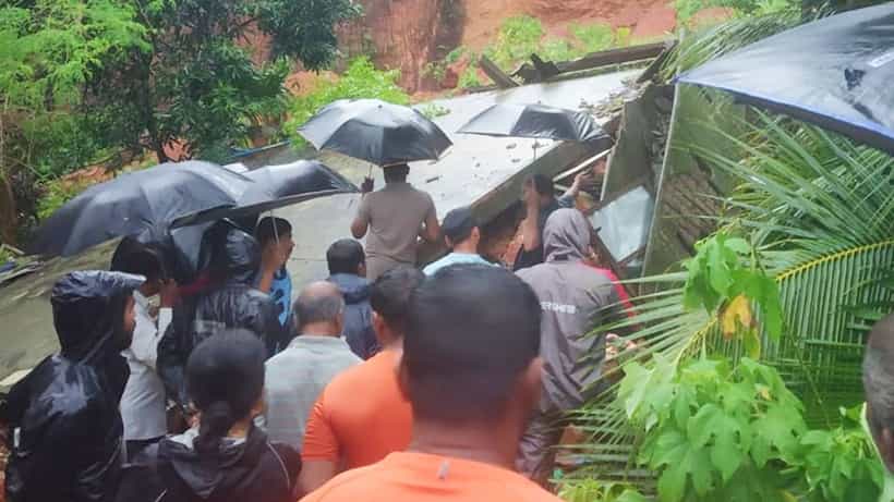 ಭಟ್ಕಳ: ಮುಟ್ಟಳ್ಳಿಯಲ್ಲಿ ನಾಲ್ವರಿದ್ದ ಮನೆ ಮೇಲೆ ಕುಸಿದ ಗುಡ್ಡ, ಮಳೆಯಿಂದ ಕಾರವಾರ-ಭಟ್ಕಳ ಸಂಪರ್ಕ ಕಡಿತ