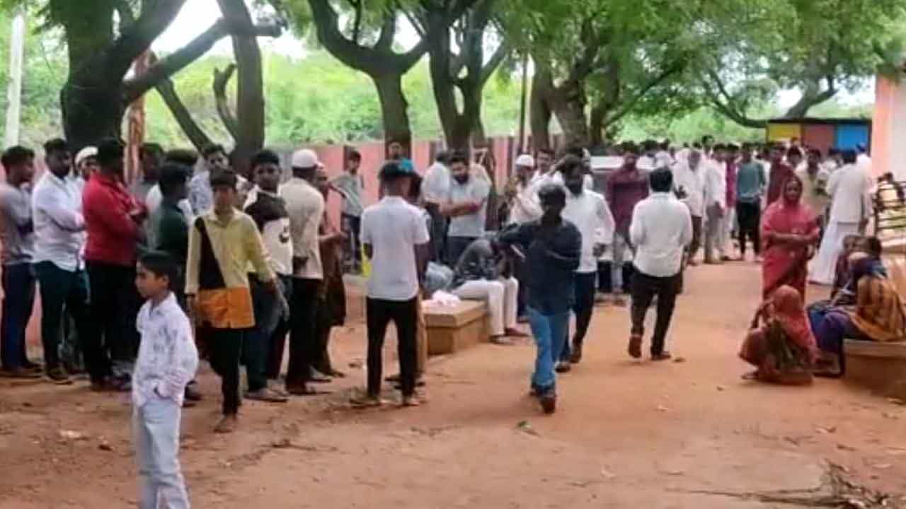 ಹುಲಿಹೈದರ್ ಘರ್ಷಣೆ ಪ್ರಕರಣ: ಮತ್ತೆ 7 ಮಂದಿ ಅರೆಸ್ಟ್, ಪೊಲೀಸರಿಗೆ ಶರಣಾದ ಬಾಷಾವಲಿ ಕೊಲೆ ಆರೋಪಿ ಹುಲಿಹೈದರ್ ಘರ್ಷಣೆ ಪ್ರಕರಣ: ಮತ್ತೆ 7 ಮಂದಿ ಅರೆಸ್ಟ್, ಪೊಲೀಸರಿಗೆ ಶರಣಾದ ಬಾಷಾವಲಿ ಕೊಲೆ ಆರೋಪಿ