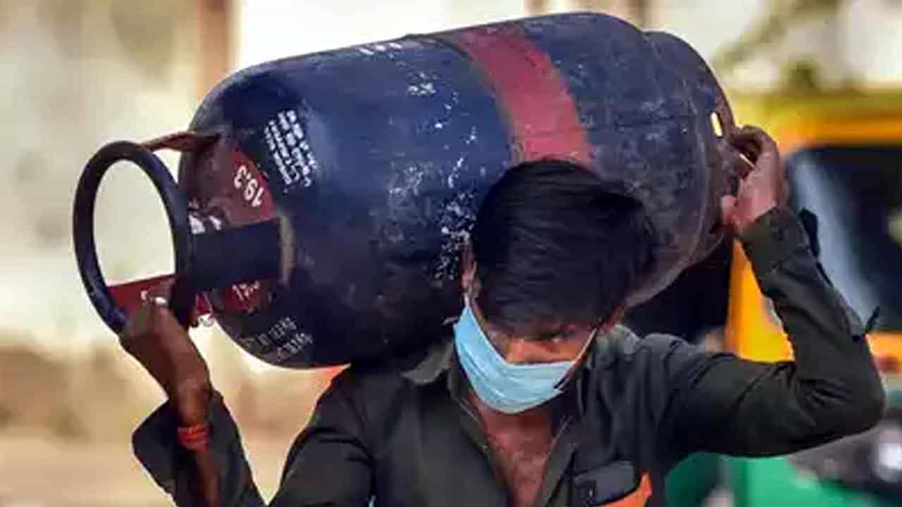 LPG Cylinder Price: ಗ್ರಾಹಕರಿಗೆ ಶುಭ ಸುದ್ದಿ, ವಾಣಿಜ್ಯ ಬಳಕೆ ಅಡುಗೆ ಸಿಲಿಂಡರ್ ಬೆಲೆ ಕಡಿತ