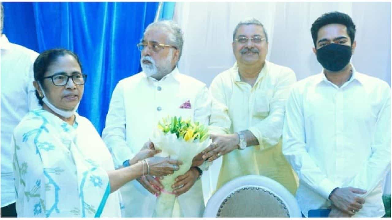 Mamata Banerjee: ದೆಹಲಿ ಪ್ರವಾಸದಲ್ಲಿ ಸಿಎಂ ಮಮತಾ ಬ್ಯಾನರ್ಜಿ; ಇಂದು ಪ್ರಧಾನಿ ಮೋದಿ, ರಾಷ್ಟ್ರಪತಿ ದ್ರೌಪದಿ ಮುರ್ಮು ಭೇಟಿ Mamata Banerjee: ದೆಹಲಿ ಪ್ರವಾಸದಲ್ಲಿ ಸಿಎಂ ಮಮತಾ ಬ್ಯಾನರ್ಜಿ; ಇಂದು ಪ್ರಧಾನಿ ಮೋದಿ, ರಾಷ್ಟ್ರಪತಿ ದ್ರೌಪದಿ ಮುರ್ಮು ಭೇಟಿ