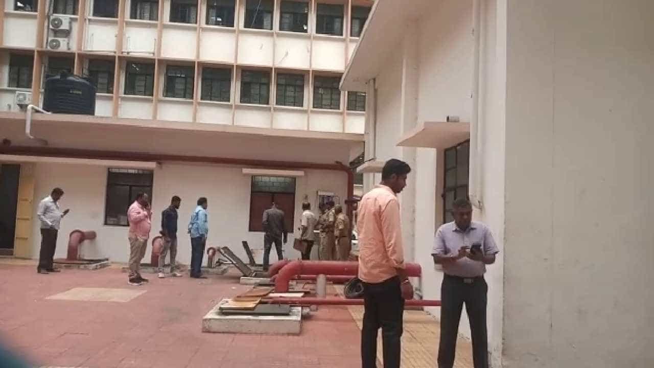 ಬೆಂಗಳೂರು ಎಂಎಸ್ ಬಿಲ್ಡಿಂಗ್ ಹಿಂಭಾಗದ ಸಂಪ್ನಲ್ಲಿ ಬೆತ್ತಲೆ ಮೃತ ದೇಹ ಪತ್ತೆ: ಹಲವು ಆಯಾಮದಲ್ಲಿ ತನಿಖೆ ಬೆಂಗಳೂರು ಎಂಎಸ್ ಬಿಲ್ಡಿಂಗ್ ಹಿಂಭಾಗದ ಸಂಪ್ನಲ್ಲಿ ಬೆತ್ತಲೆ ಮೃತ ದೇಹ ಪತ್ತೆ: ಹಲವು ಆಯಾಮದಲ್ಲಿ ತನಿಖೆ