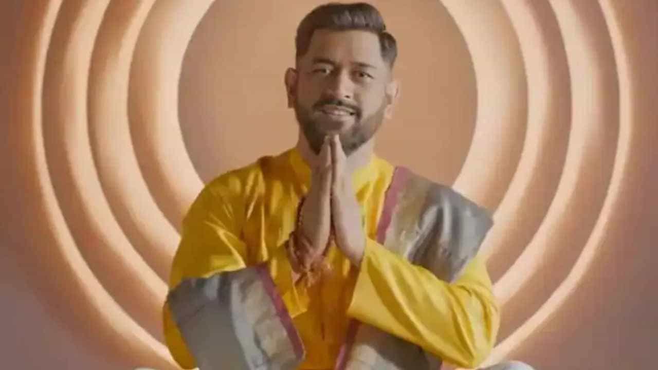 ಮಹೇಂದ್ರ ಸಿಂಗ್ ಧೋನಿ ಕ್ರಿಕೆಟ್ ಅಖಾಡದಿಂದ ದೂರವಿರಬಹುದು ಆದರೆ ಪ್ರತಿದಿನ ಸಾಮಾಜಿಕ ಜಾಲತಾಣಗಳಲ್ಲಿ ಅವರ ಬಗ್ಗೆ ಚರ್ಚೆಯಾಗುತ್ತಿದೆ. ಈ ಬಾರಿ ಧೋನಿ ಹೊಸ ಲುಕ್ನಿಂದ ಟ್ರೆಂಡಿಂಗ್ ಆಗಿದ್ದು ಅವರ ಫೋಟೋ ಸಾಕಷ್ಟು ವೈರಲ್ ಆಗುತ್ತಿದೆ.
