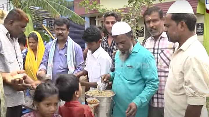 ಮಂಡ್ಯದ ಬೀಡಿ ಕಾಲೋನಿಯಲ್ಲಿ ಮುಸಲ್ಮಾನರೇ ಗಣೇಶನ ಪ್ರತಿಷ್ಠಾಪನೆ ಮಾಡಿ ನೈವೇದ್ಯ ಹಂಚುತ್ತಿದ್ದಾರೆ! ಮಂಡ್ಯದ ಬೀಡಿ ಕಾಲೋನಿಯಲ್ಲಿ ಮುಸಲ್ಮಾನರೇ ಗಣೇಶನ ಪ್ರತಿಷ್ಠಾಪನೆ ಮಾಡಿ ನೈವೇದ್ಯ ಹಂಚುತ್ತಿದ್ದಾರೆ!