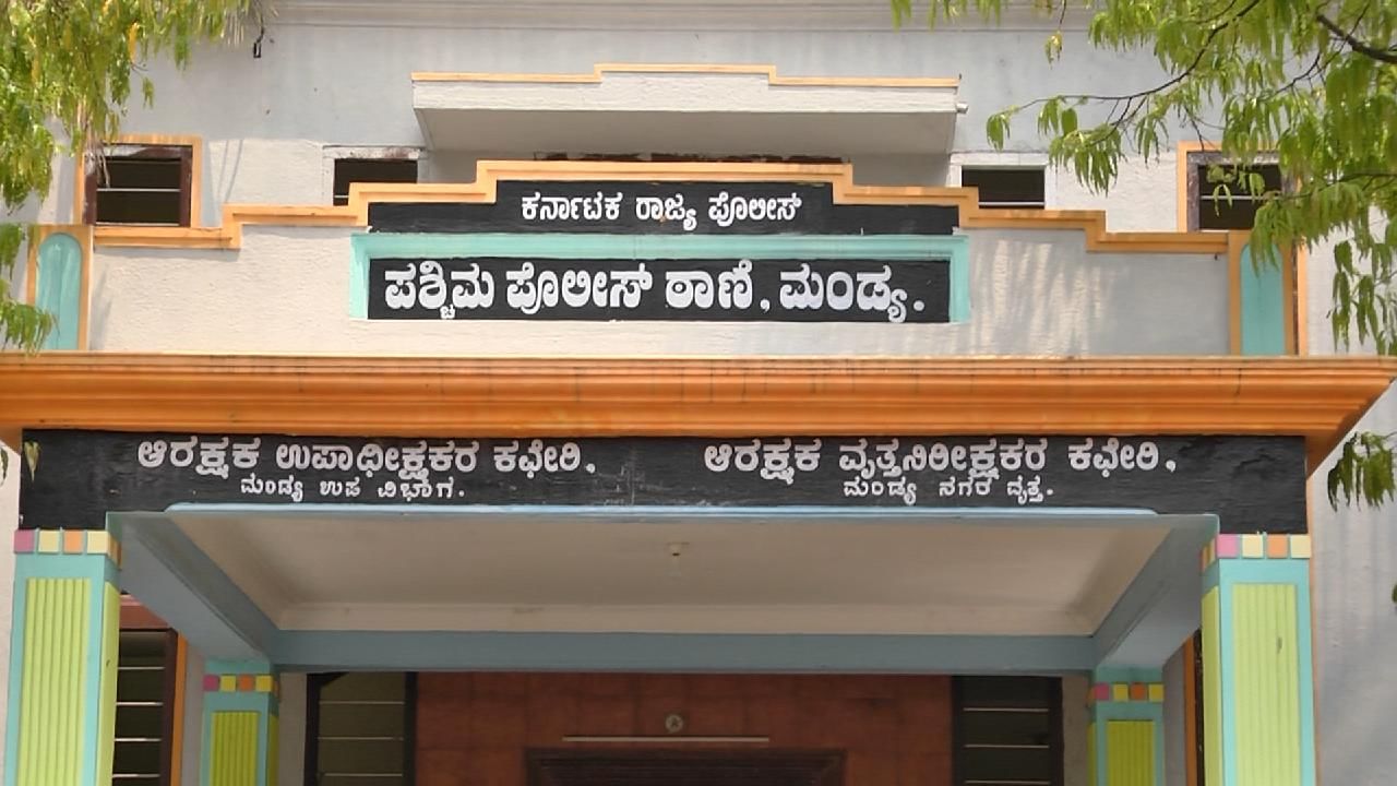 ಹನಿಟ್ರ್ಯಾಪ್​ ಸುಳಿಯಲ್ಲಿ ಸಿಲುಕಿದ ಆರ್​ಎಸ್​ಎಸ್, ಬಿಜೆಪಿ ಮುಖಂಡ; ಚಿನ್ನದ ವ್ಯಾಪಾರಿಯಿಂದ 50 ಲಕ್ಷ ಹಣವನ್ನು ಸುಲಿಗೆ ಮಾಡಿದ ಆರೋಪಿಗಳು