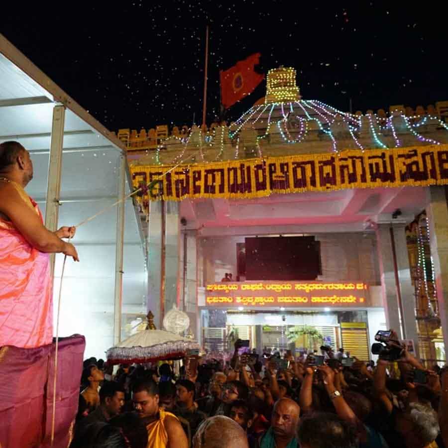 ಮಂತ್ರಾಲಯದ ರಾಯರ 351 ನೇ ಆರಾಧನಾ ಮಹೋತ್ಸವ ಅಂಗವಾಗಿ ಮಹಾ ರಥೋತ್ಸವ; ಶ್ರೀ ಮಠಕ್ಕೆ ಸಾಲುಮರದ ತಿಮಕ್ಕ ಭೇಟಿ ಮಂತ್ರಾಲಯದ ರಾಯರ 351 ನೇ ಆರಾಧನಾ ಮಹೋತ್ಸವ ಅಂಗವಾಗಿ ಮಹಾ ರಥೋತ್ಸವ; ಶ್ರೀ ಮಠಕ್ಕೆ ಸಾಲುಮರದ ತಿಮಕ್ಕ ಭೇಟಿ