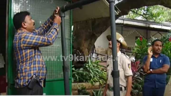 ಸಿದ್ದರಾಮಯ್ಯ ಅಧಿಕೃತ ನಿವಾಸಕ್ಕೆ ಹೆಚ್ಚುವರಿ ಭದ್ರತೆಯಾಗಿ ಮೆಟಲ್ ಡಿಟೆಕ್ಟರ್ ಅಳವಡಿಕೆ ಸಿದ್ದರಾಮಯ್ಯ ಅಧಿಕೃತ ನಿವಾಸಕ್ಕೆ ಹೆಚ್ಚುವರಿ ಭದ್ರತೆಯಾಗಿ ಮೆಟಲ್ ಡಿಟೆಕ್ಟರ್ ಅಳವಡಿಕೆ