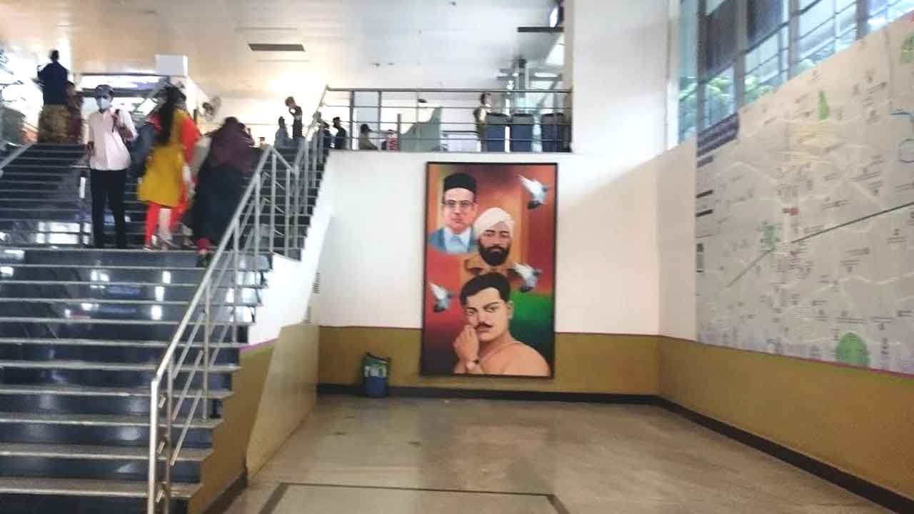 Savarkar: ಮೆಜೆಸ್ಟಿಕ್ ಮೆಟ್ರೋ ನಿಲ್ದಾಣದಲ್ಲಿ ಸಾವರ್ಕರ್ ಫೋಟೊ; ಕಾವೇರಿದ ಚರ್ಚೆ Savarkar: ಮೆಜೆಸ್ಟಿಕ್ ಮೆಟ್ರೋ ನಿಲ್ದಾಣದಲ್ಲಿ ಸಾವರ್ಕರ್ ಫೋಟೊ; ಕಾವೇರಿದ ಚರ್ಚೆ
