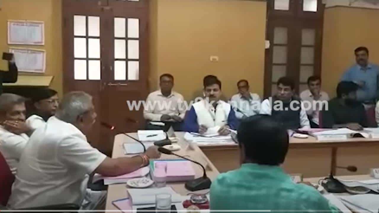 ಚಿಕ್ಕಮಗಳೂರಿನಲ್ಲಿ ಅಭಿವೃದ್ಧಿ ಕೆಲಸಗಳು ವಿಳಂಬಗೊಳ್ಳುತ್ತಿರುವುದಕ್ಕೆ ಅಧಿಕಾರಿಗಳ ವಿರುದ್ಧ ಉಸ್ತುವಾರಿ ಸಚಿವ ಭೈರತಿ ಬಸವರಾಜ ಕಿಡಿ ಕಾರಿದರು ಚಿಕ್ಕಮಗಳೂರಿನಲ್ಲಿ ಅಭಿವೃದ್ಧಿ ಕೆಲಸಗಳು ವಿಳಂಬಗೊಳ್ಳುತ್ತಿರುವುದಕ್ಕೆ ಅಧಿಕಾರಿಗಳ ವಿರುದ್ಧ ಉಸ್ತುವಾರಿ ಸಚಿವ ಭೈರತಿ ಬಸವರಾಜ ಕಿಡಿ ಕಾರಿದರು