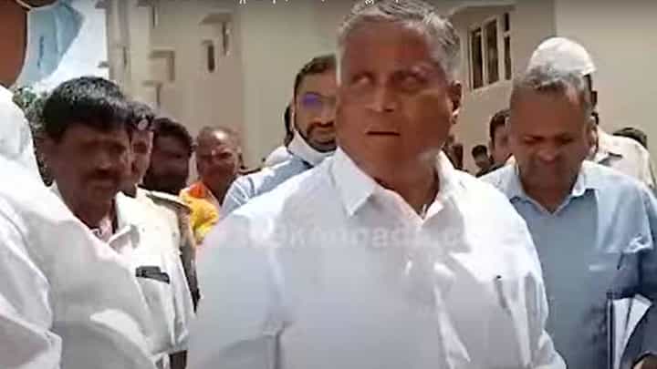 ವಿಳಂಬ ಕಾಮಗಾರಿಯಿಂದ ಸಿಡಿಮಿಡಿಗೊಂಡ ಸಚಿವ ಸೋಮಣ್ಣ ಅಧಿಕಾರಿಗಳ ಮೇಲೆ ಸಾರ್ವಜನಿಕವಾಗಿ ರೇಗಿದರು ವಿಳಂಬ ಕಾಮಗಾರಿಯಿಂದ ಸಿಡಿಮಿಡಿಗೊಂಡ ಸಚಿವ ಸೋಮಣ್ಣ ಅಧಿಕಾರಿಗಳ ಮೇಲೆ ಸಾರ್ವಜನಿಕವಾಗಿ ರೇಗಿದರು