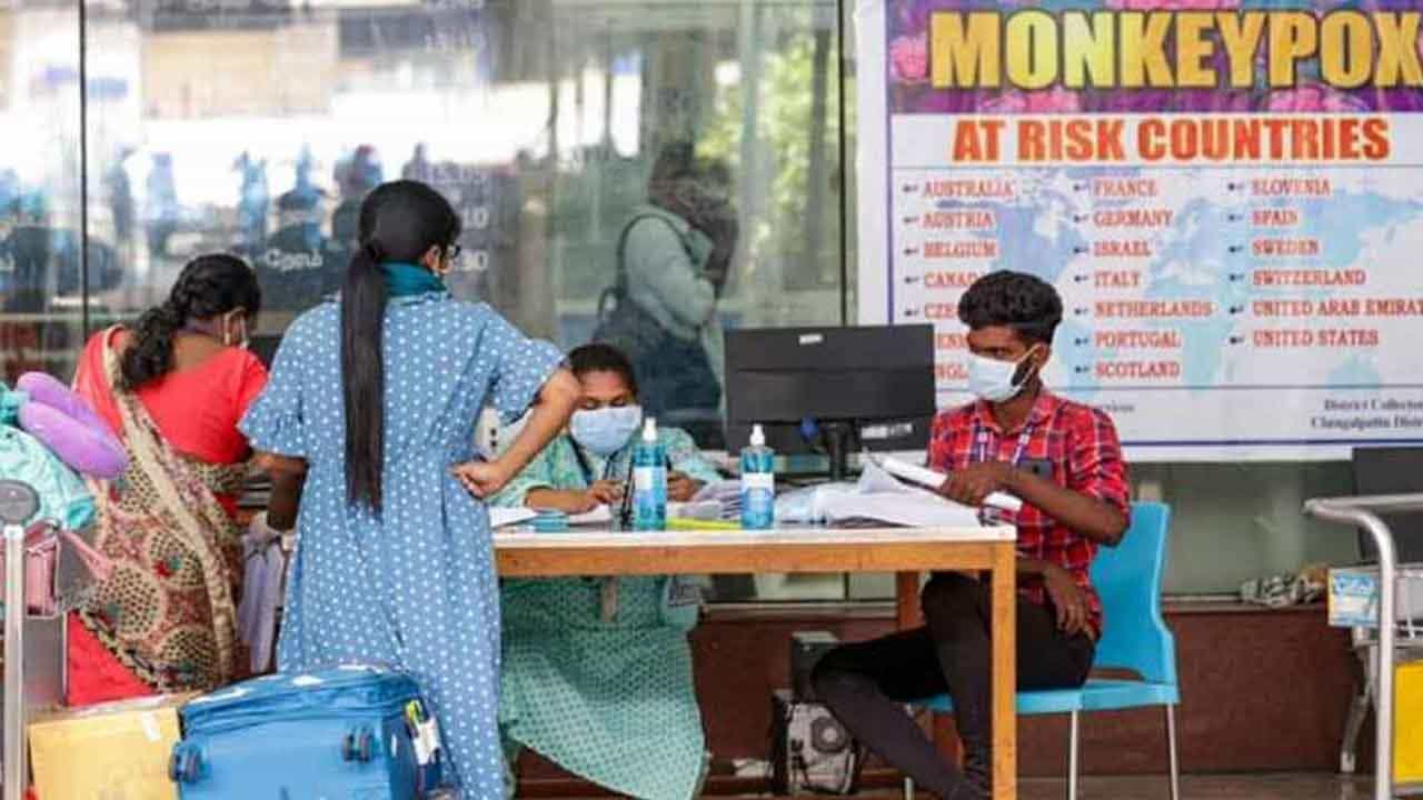 Monkeypox: ಕೇರಳದಲ್ಲಿ ಮಂಕಿಪಾಕ್ಸ್ ಲಕ್ಷಣಗಳಿದ್ದ ವ್ಯಕ್ತಿ ಸಾವು; ಉನ್ನತ ಮಟ್ಟದ ತನಿಖೆಗೆ ಆದೇಶ Monkeypox: ಕೇರಳದಲ್ಲಿ ಮಂಕಿಪಾಕ್ಸ್ ಲಕ್ಷಣಗಳಿದ್ದ ವ್ಯಕ್ತಿ ಸಾವು; ಉನ್ನತ ಮಟ್ಟದ ತನಿಖೆಗೆ ಆದೇಶ