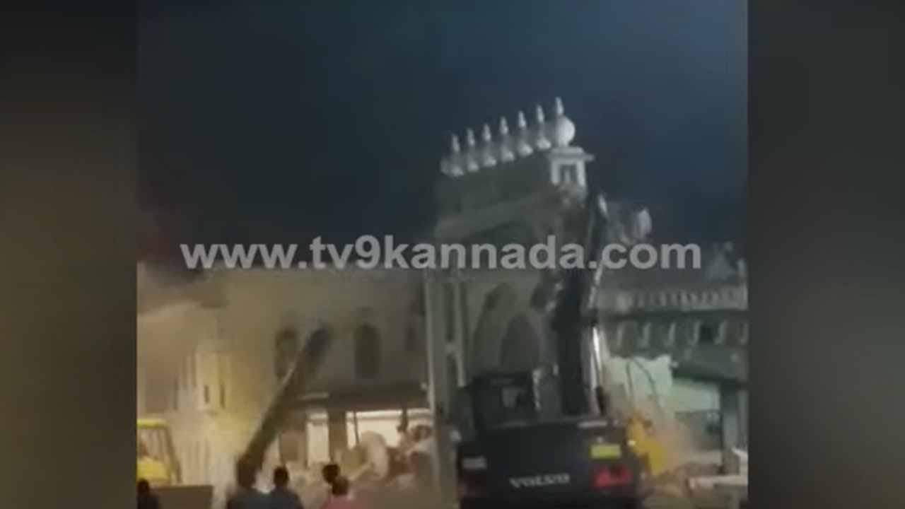 ರಸ್ತೆ ಅಗಲೀಕರಣಕ್ಕೆ ಅಡಚಣೆಯಾಗಿದ್ದ ಮೈಸೂರು ಇರ್ವಿನ್ ರಸ್ತೆಯಲ್ಲಿರುವ ಮಸೀದಿ ಗೋಪುರವನ್ನು ನೆಲಸಮಗೊಳಿಸಲಾಯಿತು