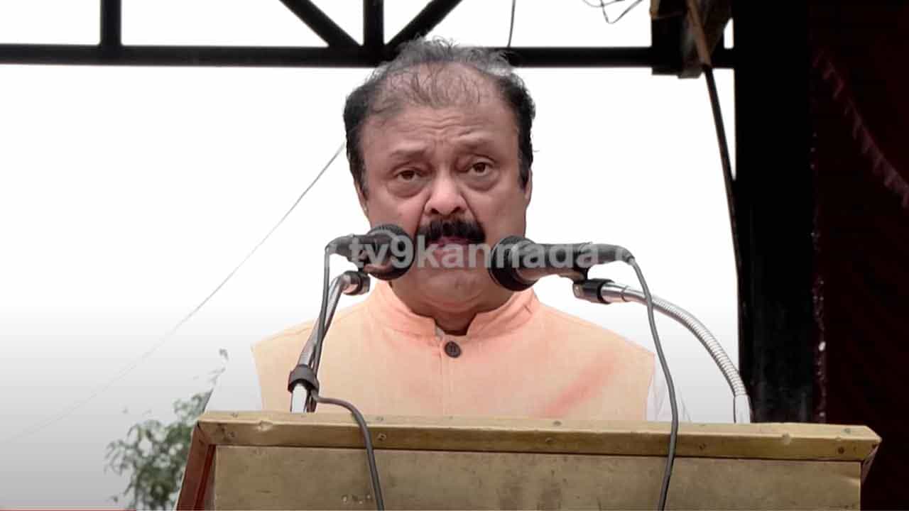 Shivamogga: ಸ್ವಾತಂತ್ರ್ಯ ದಿನಾಚರಣೆ ಭಾಷಣದಲ್ಲಿ ಸಚಿವ ನಾರಾಯಣಗೌಡ ಎಡವಟ್ಟು, ಬಿಜೆಪಿ ಕಾರ್ಯಕರ್ತರಿಗೆ ಮುಜುಗರ Shivamogga: ಸ್ವಾತಂತ್ರ್ಯ ದಿನಾಚರಣೆ ಭಾಷಣದಲ್ಲಿ ಸಚಿವ ನಾರಾಯಣಗೌಡ ಎಡವಟ್ಟು, ಬಿಜೆಪಿ ಕಾರ್ಯಕರ್ತರಿಗೆ ಮುಜುಗರ