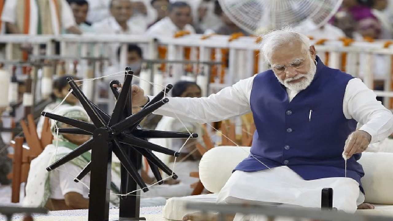 Narendra Modi: ಗಾಂಧಿ ಚರಕದಿಂದ ಖಾದಿ ನೂಲು ತೆಗೆದ ಪ್ರಧಾನಿ ಮೋದಿ