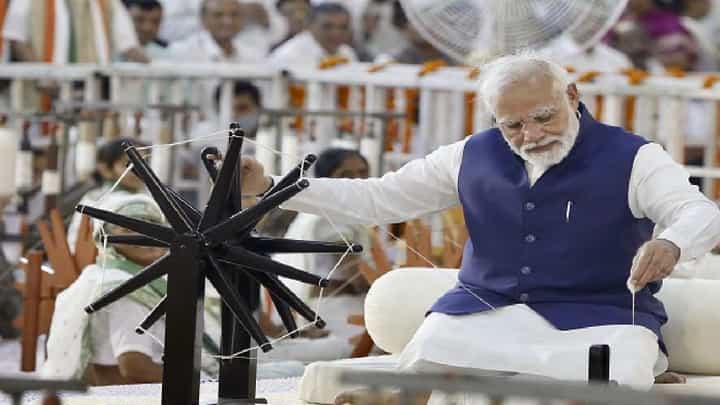Narendra Modi: ಗಾಂಧಿ ಚರಕದಿಂದ ಖಾದಿ ನೂಲು ತೆಗೆದ ಪ್ರಧಾನಿ ಮೋದಿ Narendra Modi: ಗಾಂಧಿ ಚರಕದಿಂದ ಖಾದಿ ನೂಲು ತೆಗೆದ ಪ್ರಧಾನಿ ಮೋದಿ