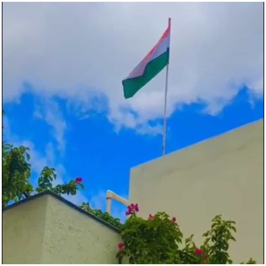 ‘ಹರ್ ಘರ್ ತಿರಂಗ’ ಅಭಿಯಾನಕ್ಕೆ ದೇಶದ ಜನರು ಕೈ ಜೋಡಿಸಿದ್ದಾರೆ. ಕನ್ನಡ ಚಿತ್ರರಂಗದ ಅನೇಕ ಸೆಲೆಬ್ರಿಟಿಗಳು ಕೂಡ ಈ ಅಭಿಯಾನದಲ್ಲಿ ಭಾಗಿ ಆಗಿದ್ದಾರೆ.