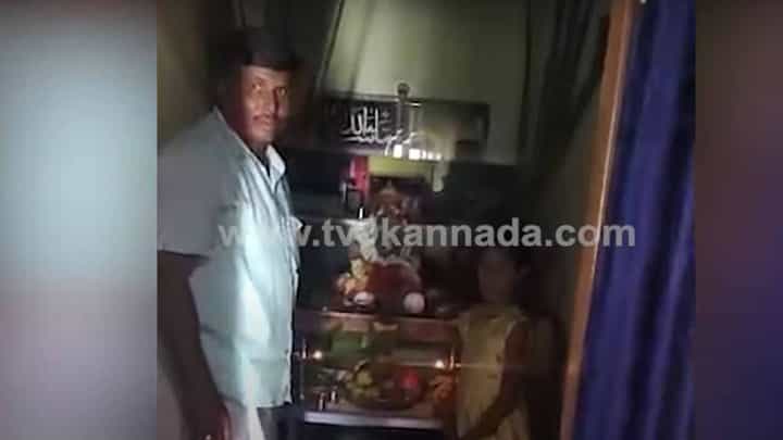 ಕೊಪ್ಪಳದಲ್ಲಿ ಮುಸ್ಲಿಂ ಕುಟುಂಬದಿಂದ ವರಮಹಾಲಕ್ಷ್ಮಿ ಹಬ್ಬ ಆಚರಣೆ! ಕೊಪ್ಪಳದಲ್ಲಿ ಮುಸ್ಲಿಂ ಕುಟುಂಬದಿಂದ ವರಮಹಾಲಕ್ಷ್ಮಿ ಹಬ್ಬ ಆಚರಣೆ!