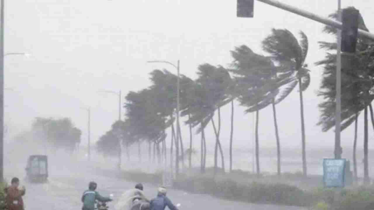 Bengaluru Weather: ಬೆಂಗಳೂರಿನಲ್ಲಿ ಮುಂದಿನ 3 ಗಂಟೆಗಳ ಕಾಲ ಬಿರುಗಾಳಿ ಸಹಿತ ಭಾರಿ ಮಳೆ: ರಾಜ್ಯ ಹವಾಮಾನ ಇಲಾಖೆ ಎಚ್ಚರಿಕೆ