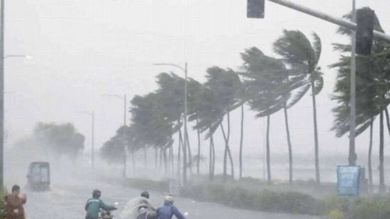 Bengaluru Weather: ಬೆಂಗಳೂರಿನಲ್ಲಿ ಮುಂದಿನ 3 ಗಂಟೆಗಳ ಕಾಲ ಬಿರುಗಾಳಿ ಸಹಿತ ಭಾರಿ ಮಳೆ: ರಾಜ್ಯ ಹವಾಮಾನ ಇಲಾಖೆ ಎಚ್ಚರಿಕೆ Bengaluru Weather: ಬೆಂಗಳೂರಿನಲ್ಲಿ ಮುಂದಿನ 3 ಗಂಟೆಗಳ ಕಾಲ ಬಿರುಗಾಳಿ ಸಹಿತ ಭಾರಿ ಮಳೆ: ರಾಜ್ಯ ಹವಾಮಾನ ಇಲಾಖೆ ಎಚ್ಚರಿಕೆ