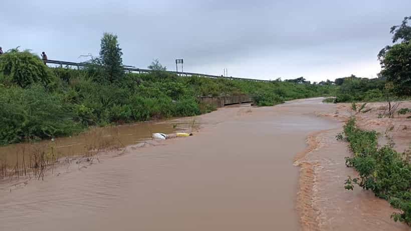 ಬೈಕ್ ಸಮೇತ ಹಳ್ಳದಲ್ಲಿ ಕೊಚ್ಚಿ ಹೋದ ಯುವಕ: ಅದೃಷ್ಟವಶಾತ್ ಪ್ರಾಣಾಪಾಯದಿಂದ ಪಾರು