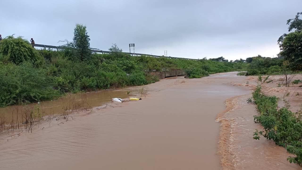 ಬೈಕ್​ ಸಮೇತ ಹಳ್ಳದಲ್ಲಿ ಕೊಚ್ಚಿ ಹೋದ ಯುವಕ: ಅದೃಷ್ಟವಶಾತ್ ಪ್ರಾಣಾಪಾಯದಿಂದ ಪಾರು