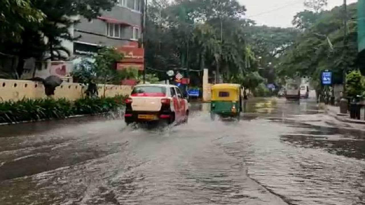 Bangalore Rain: ಬೆಂಗಳೂರಿನಲ್ಲಿ ಬೆಳ್ಳಂಬೆಳಗ್ಗೆ ಮಳೆಯ ದರ್ಶನ: ನಗರದ ಹಲವೆಡೆ ಸತತ ಮಳೆ Bangalore Rain: ಬೆಂಗಳೂರಿನಲ್ಲಿ ಬೆಳ್ಳಂಬೆಳಗ್ಗೆ ಮಳೆಯ ದರ್ಶನ: ನಗರದ ಹಲವೆಡೆ ಸತತ ಮಳೆ
