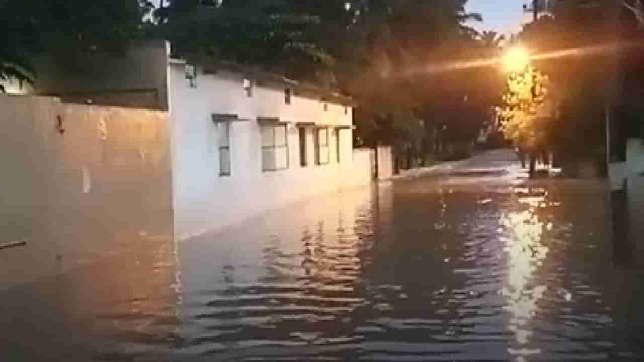 Heavy Rain: ರಾತ್ರಿ ಸುರಿದ ಮಳೆಗೆ ಬೆಂಗಳೂರಿನ ಹಲವೆಡೆ ಅವಾಂತರ: ಕೋಡಿ ಬಿದ್ದು 20ಕ್ಕೂ ಹೆಚ್ಚು ಮನೆಗಳಿಗೆ ನುಗ್ಗಿದ ನೀರು