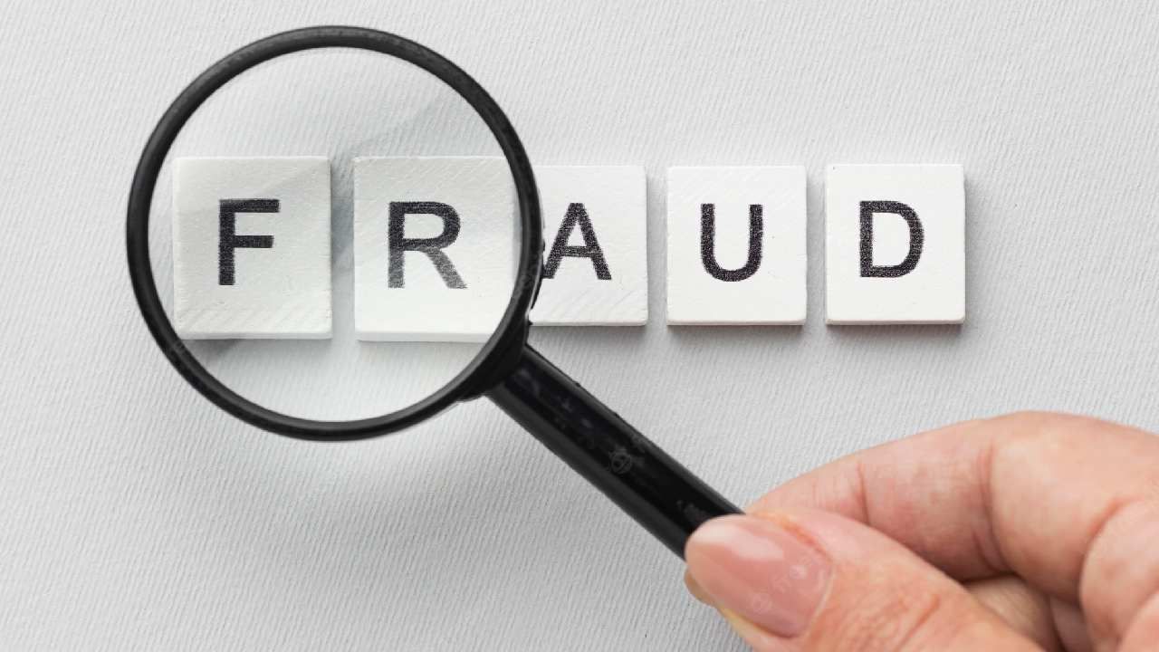 ರಾಜ್ಯಪಾಲರಿಂದ ಪ್ರಶಸ್ತಿ ಕೊಡಿಸುತ್ತೇನೆಂದು 1 ಲಕ್ಷ ರೂ. ವಂಚನೆ: ಇಬ್ಬರು ಆರೋಪಿಗಳ ಬಂಧನ ರಾಜ್ಯಪಾಲರಿಂದ ಪ್ರಶಸ್ತಿ ಕೊಡಿಸುತ್ತೇನೆಂದು 1 ಲಕ್ಷ ರೂ. ವಂಚನೆ: ಇಬ್ಬರು ಆರೋಪಿಗಳ ಬಂಧನ