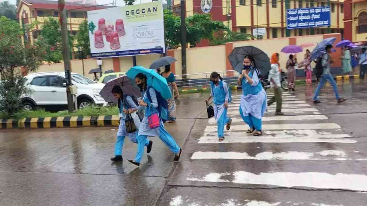 Karnataka Rain: ಸುರಿಯುತ್ತಿರುವ ಭಾರೀ ಮಳೆ; ದಕ್ಷಿಣ ಕನ್ನಡ, ಉತ್ತರ ಕನ್ನಡ, ಕೊಪ್ಪಳ ಶಾಲಾ ಕಾಲೇಜುಗಳಿಗೆ ರಜೆ ಘೋಷಣೆ Karnataka Rain: ಸುರಿಯುತ್ತಿರುವ ಭಾರೀ ಮಳೆ; ದಕ್ಷಿಣ ಕನ್ನಡ, ಉತ್ತರ ಕನ್ನಡ, ಕೊಪ್ಪಳ ಶಾಲಾ ಕಾಲೇಜುಗಳಿಗೆ ರಜೆ ಘೋಷಣೆ