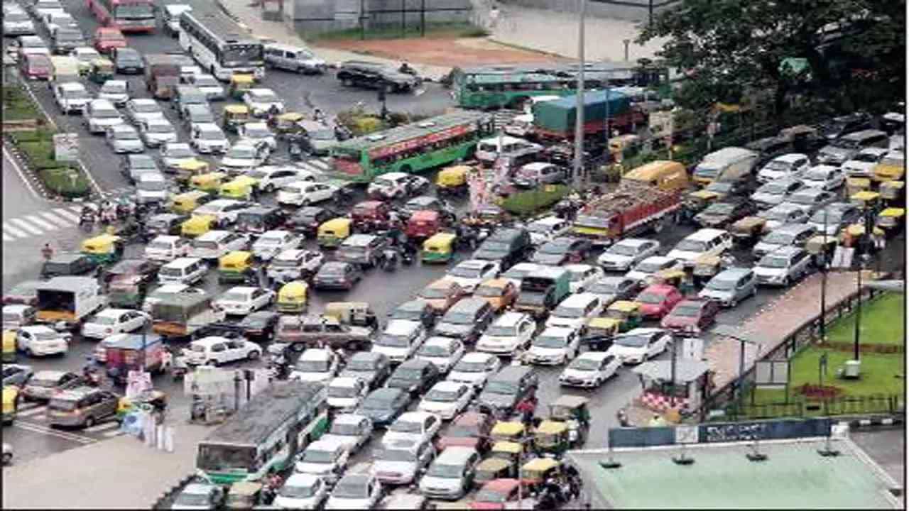 Bangalore News: ವಾಹನ ದಟ್ಟಣೆಗೆ ಪರಿಹಾರ ಕಂಡುಕೊಂಡ ಬೆಂಗಳೂರು ಪೊಲೀಸರು; ಟ್ರಾಫಿಕ್ ಜಂಜಾಟಕ್ಕೆ ಬೀಳಲಿದೆ ಬ್ರೇಕ್ Bangalore News: ವಾಹನ ದಟ್ಟಣೆಗೆ ಪರಿಹಾರ ಕಂಡುಕೊಂಡ ಬೆಂಗಳೂರು ಪೊಲೀಸರು; ಟ್ರಾಫಿಕ್ ಜಂಜಾಟಕ್ಕೆ ಬೀಳಲಿದೆ ಬ್ರೇಕ್