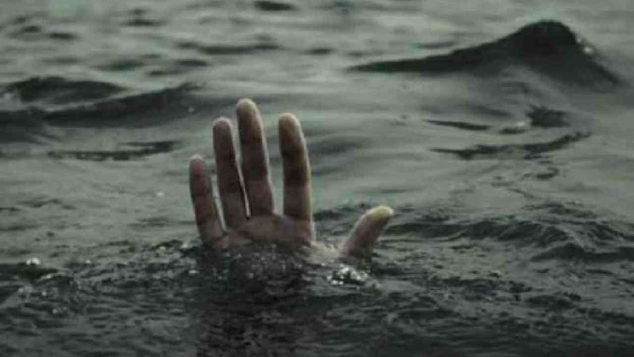 ವರಮಹಾಲಕ್ಷ್ಮಿ ಹಬ್ಬಕ್ಕೆ ಕಮಲ ಕೀಳುತ್ತಿದ್ದಾಗ ಕೆರೆಯಲ್ಲಿ ಮುಳುಗಿ ಸಾವು ವರಮಹಾಲಕ್ಷ್ಮಿ ಹಬ್ಬಕ್ಕೆ ಕಮಲ ಕೀಳುತ್ತಿದ್ದಾಗ ಕೆರೆಯಲ್ಲಿ ಮುಳುಗಿ ಸಾವು