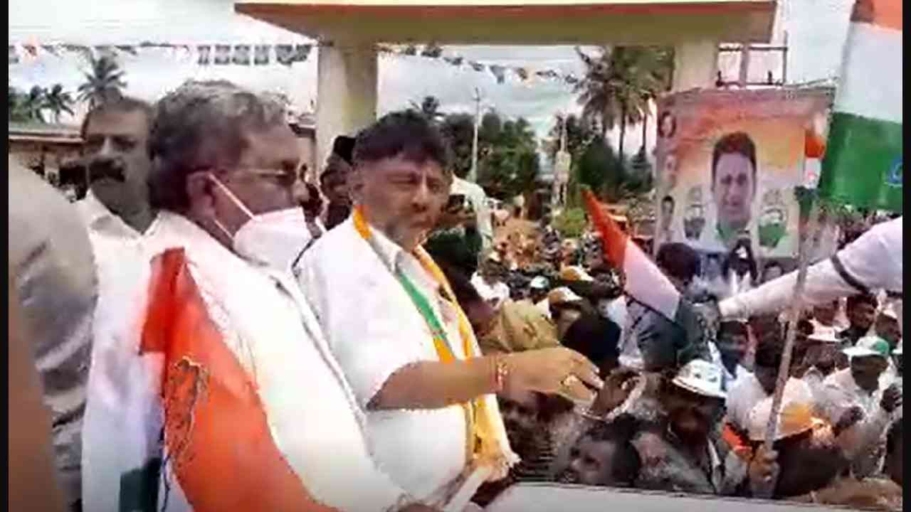 ಸಿದ್ದರಾಮೋತ್ಸವ ನಂತರ ಮುನಿಸು ಮರೆತು ಒಟ್ಟಾಗಿ ರ್ಯಾಲಿ ನಡೆಸಿದ ಸಿದ್ದರಾಮಯ್ಯ ಮತ್ತು ಡಿಕೆಶಿ ಸಿದ್ದರಾಮೋತ್ಸವ ನಂತರ ಮುನಿಸು ಮರೆತು ಒಟ್ಟಾಗಿ ರ್ಯಾಲಿ ನಡೆಸಿದ ಸಿದ್ದರಾಮಯ್ಯ ಮತ್ತು ಡಿಕೆಶಿ