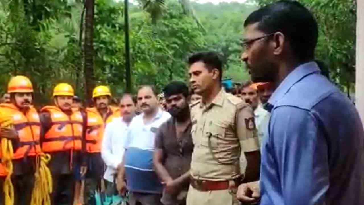 ಉಡುಪಿ: ಕಾಲು ಸಂಕ ದಾಟುವಾಗ ನೀರಿಗೆ ಬಿದ್ದು ಕೊಚ್ಚಿ ಹೋದ ವಿದ್ಯಾರ್ಥಿನಿ; ಪೋಷಕರಿಗೆ ಧೈರ್ಯ ತುಂಬಿದ ಜಿಲ್ಲಾಧಿಕಾರಿ ಉಡುಪಿ: ಕಾಲು ಸಂಕ ದಾಟುವಾಗ ನೀರಿಗೆ ಬಿದ್ದು ಕೊಚ್ಚಿ ಹೋದ ವಿದ್ಯಾರ್ಥಿನಿ; ಪೋಷಕರಿಗೆ ಧೈರ್ಯ ತುಂಬಿದ ಜಿಲ್ಲಾಧಿಕಾರಿ