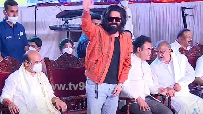 ಮೈಸೂರಿನಲ್ಲಿ ಯಶ್ ರಾಕಿಂಗ್; ನೆಚ್ಚಿನ ನಟನಿಗೆ ಶಿಳ್ಳೆ, ಕೇಕೆಗಳ ಸುರಿಮಳೆಗೈದ ಜನರು