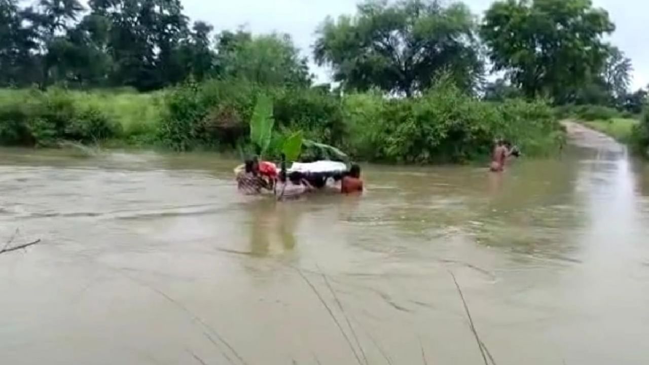 No bridge, Odisha villagers carry Dead Body on shoulders through chest deep water for cremation