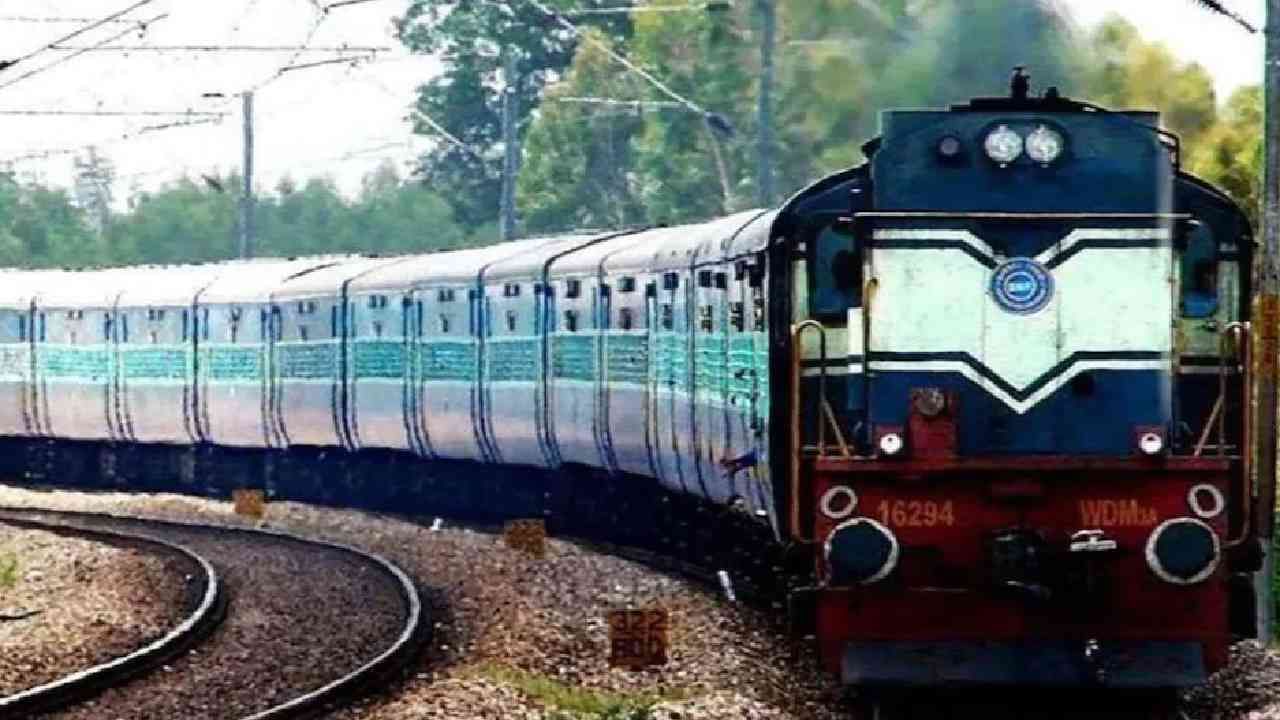 IRCTC: ರೈಲಿನಲ್ಲಿ ಕುಳಿತು ಜಸ್ಟ್ ಆರ್ಡರ್ ಮಾಡಿ, ಆಹಾರ ನಿಮ್ಮ ಕೈಸೇರಲಿದೆ; ಆರ್ಡರ್ ಮಾಡುವ ವಿಧಾನ ಇಲ್ಲಿದೆ IRCTC: ರೈಲಿನಲ್ಲಿ ಕುಳಿತು ಜಸ್ಟ್ ಆರ್ಡರ್ ಮಾಡಿ, ಆಹಾರ ನಿಮ್ಮ ಕೈಸೇರಲಿದೆ; ಆರ್ಡರ್ ಮಾಡುವ ವಿಧಾನ ಇಲ್ಲಿದೆ