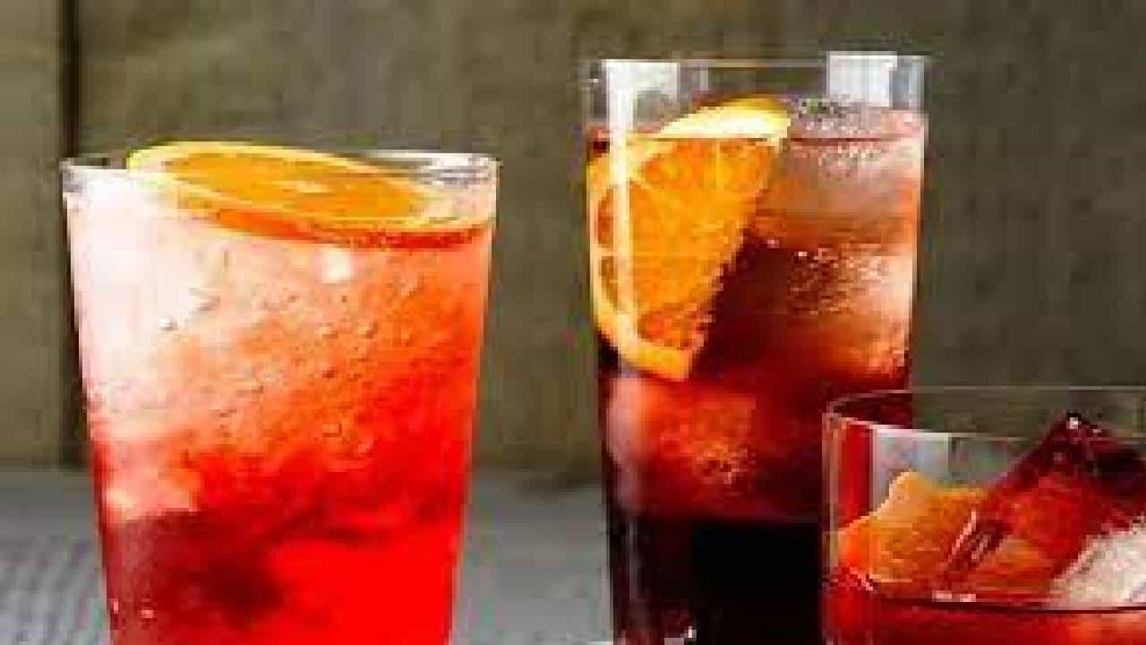 Soda Side Effects: ಈ ಅಡ್ಡಪರಿಣಾಮಗಳನ್ನು ತಿಳಿದರೆ ನೀವು ಸೋಡಾವನ್ನು ಎಂದೂ ಕುಡಿಯುವುದಿಲ್ಲ Soda Side Effects: ಈ ಅಡ್ಡಪರಿಣಾಮಗಳನ್ನು ತಿಳಿದರೆ ನೀವು ಸೋಡಾವನ್ನು ಎಂದೂ ಕುಡಿಯುವುದಿಲ್ಲ
