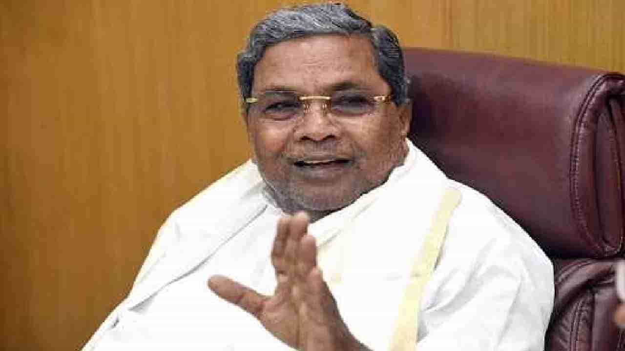 ಮೊಟ್ಟೆ ಎಸೆತದಿಂದ ಸಿಡಿಮಿಡಿಯಾದ ಸಿದ್ದರಾಮಯ್ಯ; ಆರ್ಎಸ್ಎಸ್, ಬಿಜೆಪಿ ವಿರುದ್ಧ ಟೀಕಾಪ್ರಹಾರ ಮೊಟ್ಟೆ ಎಸೆತದಿಂದ ಸಿಡಿಮಿಡಿಯಾದ ಸಿದ್ದರಾಮಯ್ಯ; ಆರ್ಎಸ್ಎಸ್, ಬಿಜೆಪಿ ವಿರುದ್ಧ ಟೀಕಾಪ್ರಹಾರ