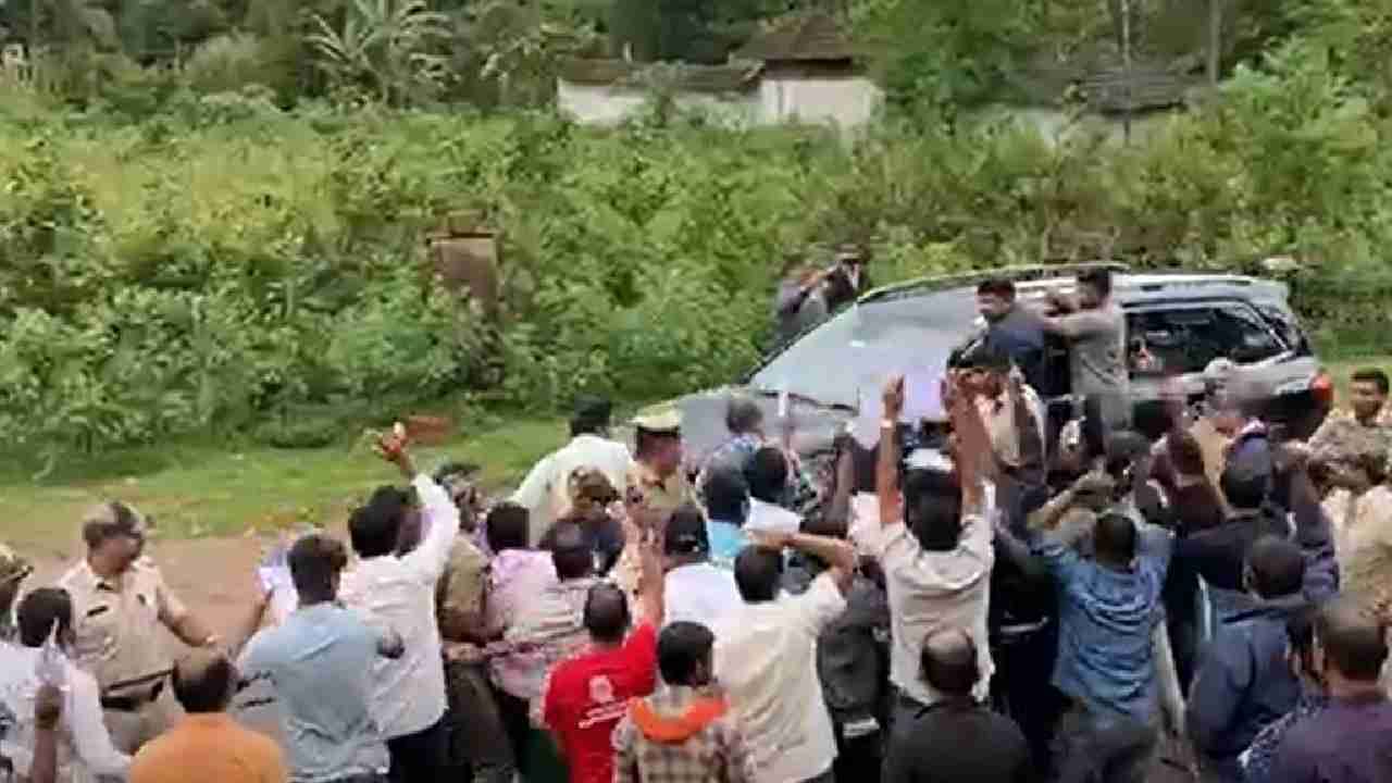ವಿವಾದಾತ್ಮಕ ಹೇಳಿಕೆ: ಕೊಡಗು ಆಯ್ತು, ಇದೀಗ ಚಿಕ್ಕಮಗಳೂರಿನಲ್ಲಿ ಸಿದ್ದರಾಮಯ್ಯಗೆ ಕಪ್ಪು ಬಾವುಟ ಪ್ರದರ್ಶನ ವಿವಾದಾತ್ಮಕ ಹೇಳಿಕೆ: ಕೊಡಗು ಆಯ್ತು, ಇದೀಗ ಚಿಕ್ಕಮಗಳೂರಿನಲ್ಲಿ ಸಿದ್ದರಾಮಯ್ಯಗೆ ಕಪ್ಪು ಬಾವುಟ ಪ್ರದರ್ಶನ