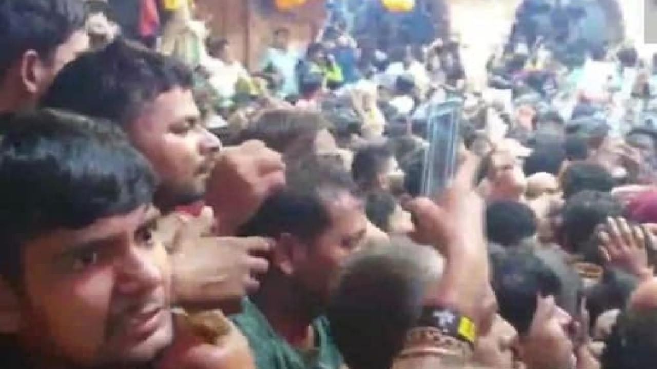 ಕೃಷ್ಣ ಜನ್ಮಾಷ್ಟಮಿ ವೇಳೆ ನೂಕುನುಗ್ಗಲು; ಮಥುರಾದ ಬಂಕೆ ಬಿಹಾರಿ ದೇವಸ್ಥಾನದಲ್ಲಿ ಉಸಿರುಗಟ್ಟಿ ಇಬ್ಬರು ಭಕ್ತರು ಸಾವು ಕೃಷ್ಣ ಜನ್ಮಾಷ್ಟಮಿ ವೇಳೆ ನೂಕುನುಗ್ಗಲು; ಮಥುರಾದ ಬಂಕೆ ಬಿಹಾರಿ ದೇವಸ್ಥಾನದಲ್ಲಿ ಉಸಿರುಗಟ್ಟಿ ಇಬ್ಬರು ಭಕ್ತರು ಸಾವು