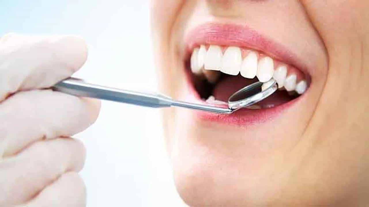 Oral Health: ಬಾಯಿಯೊಳಗೆ ಈ ಲಕ್ಷಣಗಳು ಕಂಡುಬಂದರೆ ನಿರ್ಲಕ್ಷಿಸಬೇಡಿ Oral Health: ಬಾಯಿಯೊಳಗೆ ಈ ಲಕ್ಷಣಗಳು ಕಂಡುಬಂದರೆ ನಿರ್ಲಕ್ಷಿಸಬೇಡಿ
