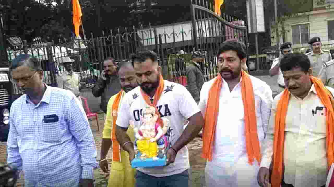 ಹುಬ್ಬಳ್ಳಿ ಗಣೇಶೋತ್ಸವ: ಈದ್ಗಾ ಮೈದಾನದಲ್ಲಿ ಸಿಂಹಾಸನಾರೂಢ ಗಣಪತಿ ಪ್ರತಿಷ್ಠಾಪನೆ ಹುಬ್ಬಳ್ಳಿ ಗಣೇಶೋತ್ಸವ: ಈದ್ಗಾ ಮೈದಾನದಲ್ಲಿ ಸಿಂಹಾಸನಾರೂಢ ಗಣಪತಿ ಪ್ರತಿಷ್ಠಾಪನೆ