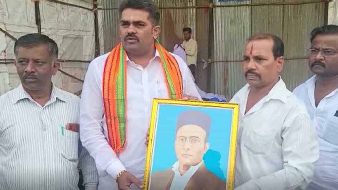 ಬೆಳಗಾವಿ: 300ಕ್ಕೂ ಹೆಚ್ಚು ಗಣೇಶನ ವಿಗ್ರಹಗಳ ಪ್ರತಿಷ್ಠಾಪನೆ, ವೀರ ಸಾವರ್ಕರ್ ಭಾವಚಿತ್ರ ವಿತರಣೆ ಬೆಳಗಾವಿ: 300ಕ್ಕೂ ಹೆಚ್ಚು ಗಣೇಶನ ವಿಗ್ರಹಗಳ ಪ್ರತಿಷ್ಠಾಪನೆ, ವೀರ ಸಾವರ್ಕರ್ ಭಾವಚಿತ್ರ ವಿತರಣೆ
