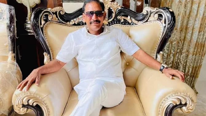 ಕಾಂಗ್ರೆಸ್ ಪಾಲಿನ ಕಾಂಟ್ರವರ್ಸಿ ಕಿಂಗ್ ಆಗುತ್ತಿರುವ ಕೋಟಿ ಕುಬೇರ ಕೆಜಿಎಫ್ ಬಾಬು; ಡಿಕೆಶಿಗೆ ಮುಜುಗರ ಕಾಂಗ್ರೆಸ್ ಪಾಲಿನ ಕಾಂಟ್ರವರ್ಸಿ ಕಿಂಗ್ ಆಗುತ್ತಿರುವ ಕೋಟಿ ಕುಬೇರ ಕೆಜಿಎಫ್ ಬಾಬು; ಡಿಕೆಶಿಗೆ ಮುಜುಗರ