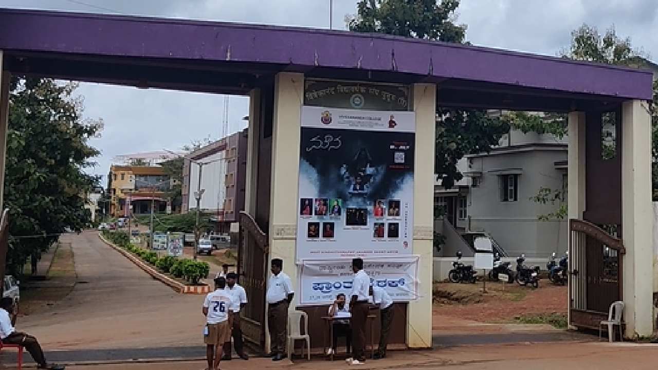 ಪುತ್ತೂರಿನಲ್ಲಿ ಆರ್ಎಸ್ಎಸ್ ಕರ್ನಾಟಕ ದಕ್ಷಿಣ ಪ್ರಾಂತ ಬೈಠಕ್: ಎಸ್ಕಾರ್ಟ್ ವಾಹನ, ಗನ್ಮ್ಯಾನ್ ಬಿಟ್ಟು ನಳಿನ್ ಕುಮಾರ್ ಕಟೀಲು ಭಾಗಿ ಪುತ್ತೂರಿನಲ್ಲಿ ಆರ್ಎಸ್ಎಸ್ ಕರ್ನಾಟಕ ದಕ್ಷಿಣ ಪ್ರಾಂತ ಬೈಠಕ್: ಎಸ್ಕಾರ್ಟ್ ವಾಹನ, ಗನ್ಮ್ಯಾನ್ ಬಿಟ್ಟು ನಳಿನ್ ಕುಮಾರ್ ಕಟೀಲು ಭಾಗಿ