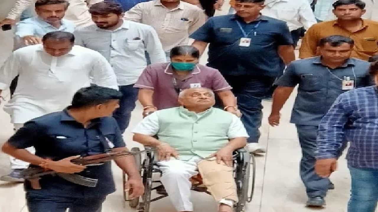 ಹರ್ ಘರ್ ತಿರಂಗಾ ಯಾತ್ರೆ ವೇಳೆ ಮಾಜಿ ಡಿಸಿಎಂ ನಿತಿನ್ ಪಟೇಲ್ಗೆ ಗುದ್ದಿದ ಹಸು; ಕಾಲಿಗೆ ಗಾಯ ಹರ್ ಘರ್ ತಿರಂಗಾ ಯಾತ್ರೆ ವೇಳೆ ಮಾಜಿ ಡಿಸಿಎಂ ನಿತಿನ್ ಪಟೇಲ್ಗೆ ಗುದ್ದಿದ ಹಸು; ಕಾಲಿಗೆ ಗಾಯ