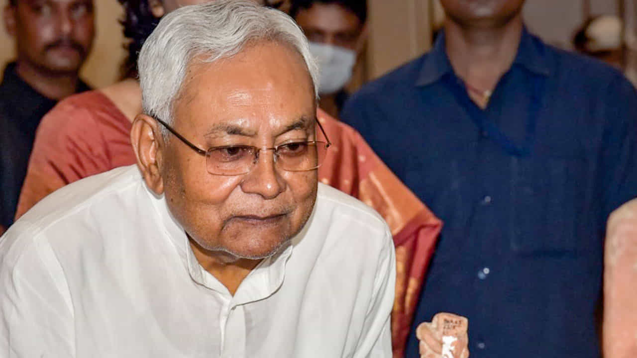 ಬಿಜೆಪಿ ಜತೆ ಮುನಿಸು: ಜೆಡಿಯು ಶಾಸಕರಿಗೆ ನಿತೀಶ್ ಕುಮಾರ್ ಬುಲಾವ್, ಮುಂದಿನ ನಡೆ ಬಗ್ಗೆ ನಾಳೆ ನಿರ್ಧಾರ ಬಿಜೆಪಿ ಜತೆ ಮುನಿಸು: ಜೆಡಿಯು ಶಾಸಕರಿಗೆ ನಿತೀಶ್ ಕುಮಾರ್ ಬುಲಾವ್, ಮುಂದಿನ ನಡೆ ಬಗ್ಗೆ ನಾಳೆ ನಿರ್ಧಾರ
