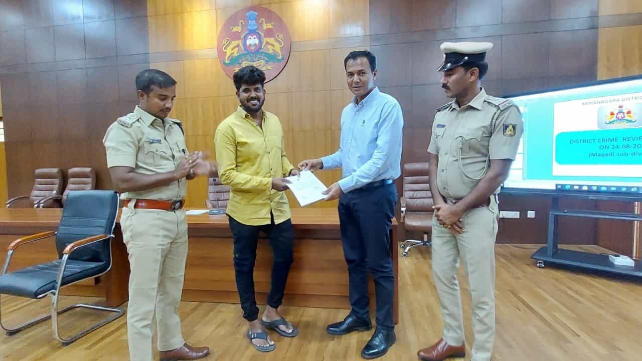 ಪುಣ್ಯ ಆಸ್ಪತ್ರೆಯಲ್ಲಿ ಚಿಕಿತ್ಸೆಗೆ ಬಂದು ಚಿನ್ನದ ಸರ ಮರೆತು ಹೋಗಿದ್ದ ಮಹಿಳೆ; ಪ್ರಾಮಾಣಿಕತೆ ಮೆರೆದು ಸರ ಪೊಲೀಸರಿಗೆ ತಲುಪಿಸಿದ ಚನ್ನಪಟ್ಟಣ ಯುವಕ! ಪುಣ್ಯ ಆಸ್ಪತ್ರೆಯಲ್ಲಿ ಚಿಕಿತ್ಸೆಗೆ ಬಂದು ಚಿನ್ನದ ಸರ ಮರೆತು ಹೋಗಿದ್ದ ಮಹಿಳೆ; ಪ್ರಾಮಾಣಿಕತೆ ಮೆರೆದು ಸರ ಪೊಲೀಸರಿಗೆ ತಲುಪಿಸಿದ ಚನ್ನಪಟ್ಟಣ ಯುವಕ!