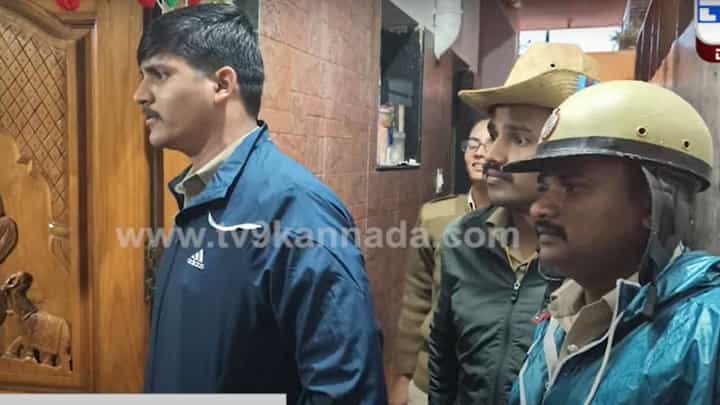 ಗಣೇಶೋತ್ಸವಕ್ಕಾಗಿ ಮುಂಜಾಗ್ರತೆ: ಬೆಂಗಳೂರು ಉತ್ತರ ಭಾಗದ ರೌಡಿಗಳ ಮನೆ ಮೇಲೆ ಪೊಲೀಸ್ ದಾಳಿ, ಪರಿಶೀಲನೆ ಗಣೇಶೋತ್ಸವಕ್ಕಾಗಿ ಮುಂಜಾಗ್ರತೆ: ಬೆಂಗಳೂರು ಉತ್ತರ ಭಾಗದ ರೌಡಿಗಳ ಮನೆ ಮೇಲೆ ಪೊಲೀಸ್ ದಾಳಿ, ಪರಿಶೀಲನೆ