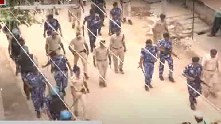 ಭದ್ರಾವತಿ: ಎಡಿಜಿಪಿ ಅಲೋಕ್ ಕುಮಾರ ನೇತೃತ್ವದಲ್ಲಿ ಪಟ್ಟಣದ ಬೀದಿಗಳ ಮೂಲಕ ಪೊಲೀಸ್ ಪಥಸಂಚಲನ ಭದ್ರಾವತಿ: ಎಡಿಜಿಪಿ ಅಲೋಕ್ ಕುಮಾರ ನೇತೃತ್ವದಲ್ಲಿ ಪಟ್ಟಣದ ಬೀದಿಗಳ ಮೂಲಕ ಪೊಲೀಸ್ ಪಥಸಂಚಲನ